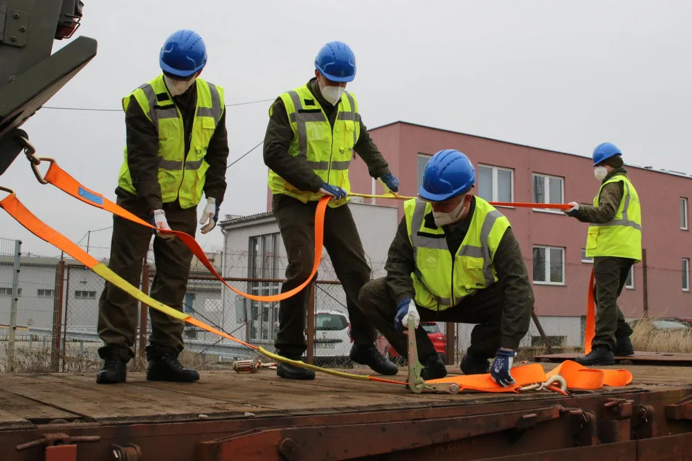 Strakoničtí vojáci nakládali techniku na železnici. Rozhodovaly milimetry i lidská důvěra