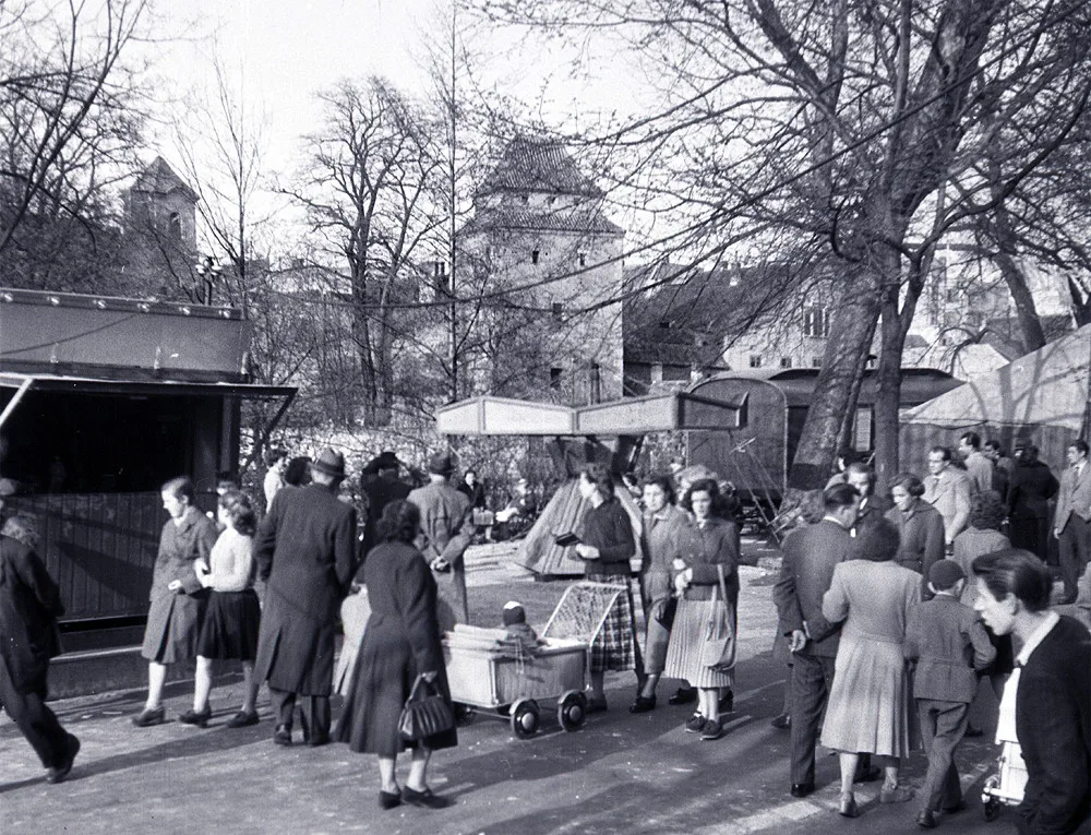 Pouť na Krumlovských alejích dne 1.května 1959.