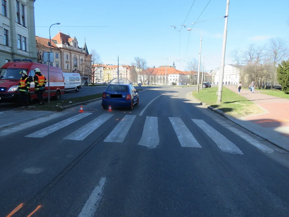 Sražený chodec v nemocnici zemřel. Případ vyšetřují kriminalisté