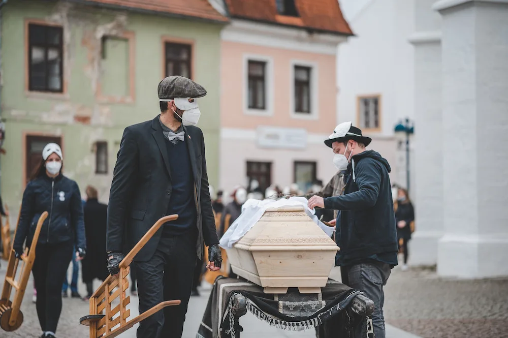 Zvony kostelů v Českých Budějovicích od čtvrtka nahradily zvuky velkých hrkaček