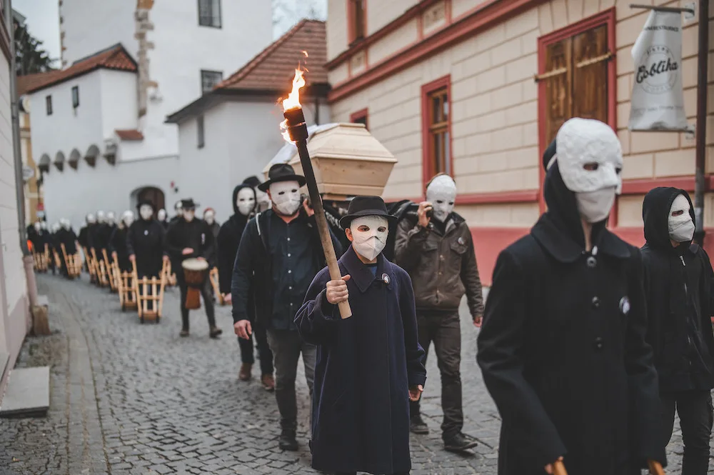 Zvony kostelů v Českých Budějovicích od čtvrtka nahradily zvuky velkých hrkaček