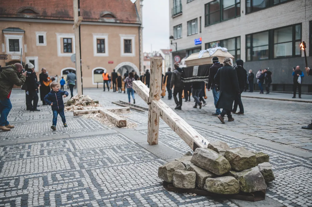 Zvony kostelů v Českých Budějovicích od čtvrtka nahradily zvuky velkých hrkaček