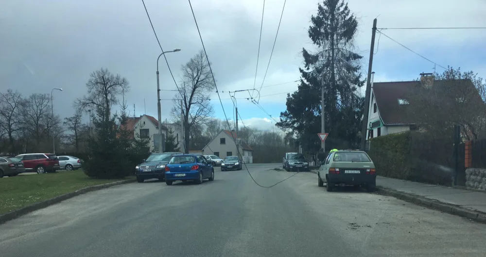 Část Lidické třídy je uzavřená. Nákladní automobil strhl troleje, které poškodily další auta