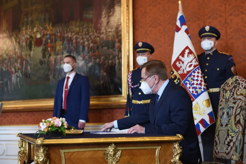 Kdo je ministr Arenberger? Přední dermatovenerolog, který má za manželku finalistku miss.