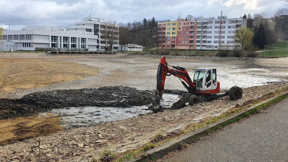 Na Hornobránském rybníku začala oprava výpusti. Práce potrvají do května