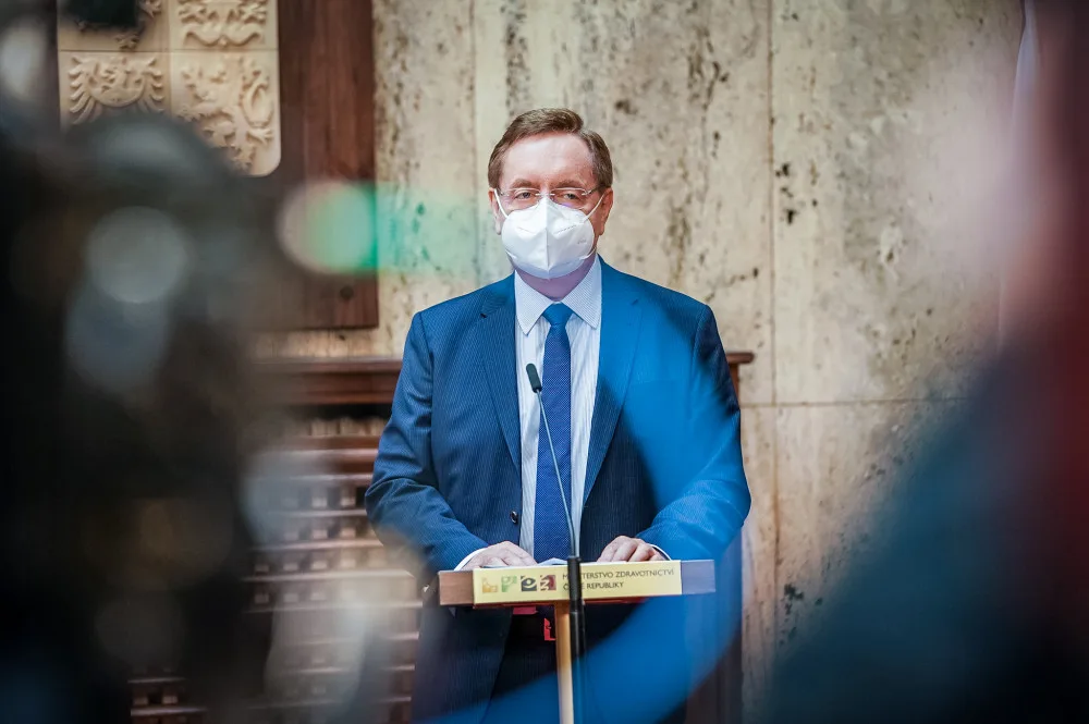 Shromažďování až dvaceti lidí? Nový ministr posoudí, zda setkávání opět neomezit.