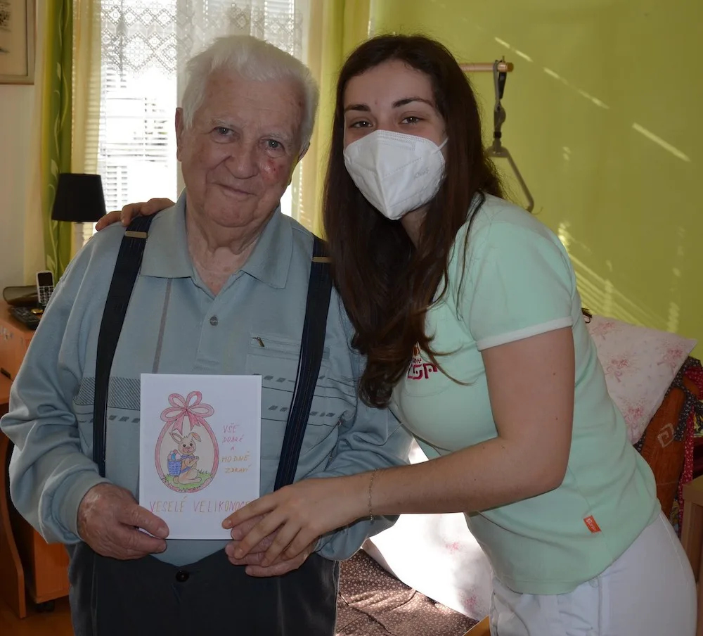 Obrázky od dětí dělaly radost seniorům a pečovatelům po celém kraji