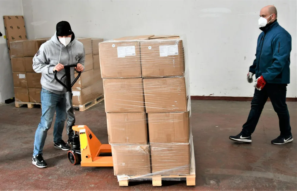 Krajský úřad rozváží roušky do škol. Ochranné prostředky putují do 288 zařízení.