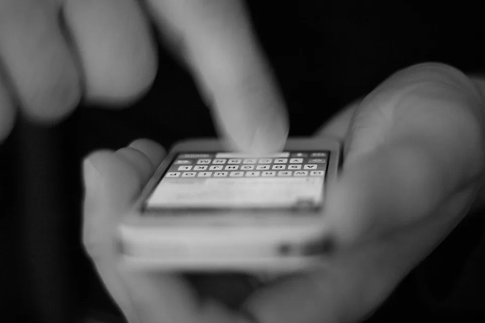 Od známého dostával stovky zpráv a emailů. Nebezpečného stalkera stíhá policie