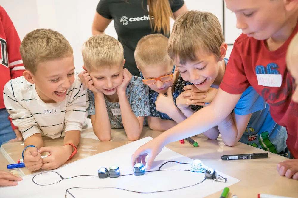 Robotí invaze míří do Budějc. Czechitas spouští registrace na příměstské (nejen) IT tábory pro děti