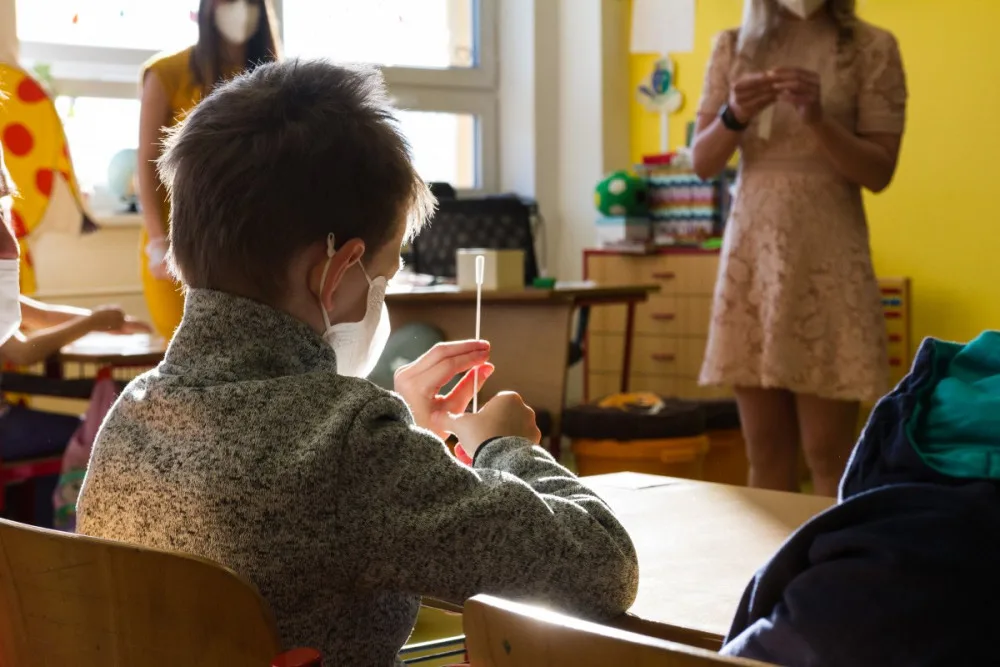 Z téměř 60 tisíc testů v jihočeských školách je pozitivních minimum