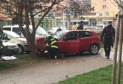 Řidič ujížděl policii. Na křižovatce naboural do auta a poté do stromu