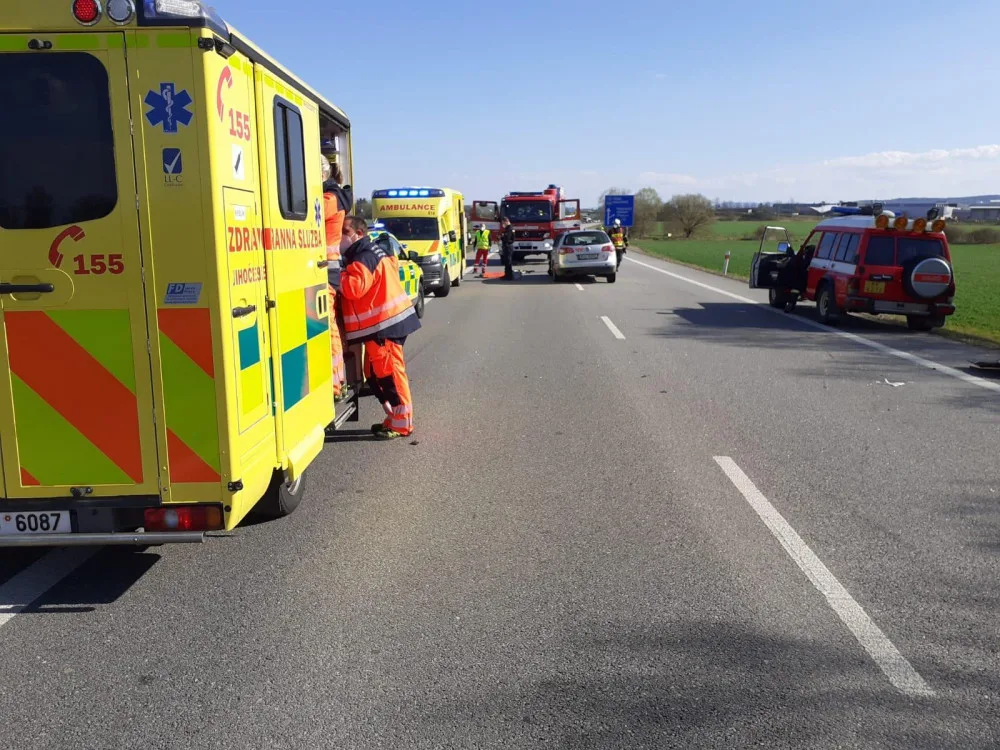 Vážná nehoda u Vodňan. Silnice je uzavřena, doprava je vedena po objízdné trase