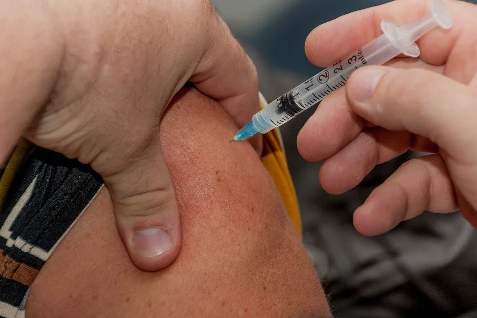 Lidé nad 60 let se mohou začít přihlašovat k očkování proti covidu