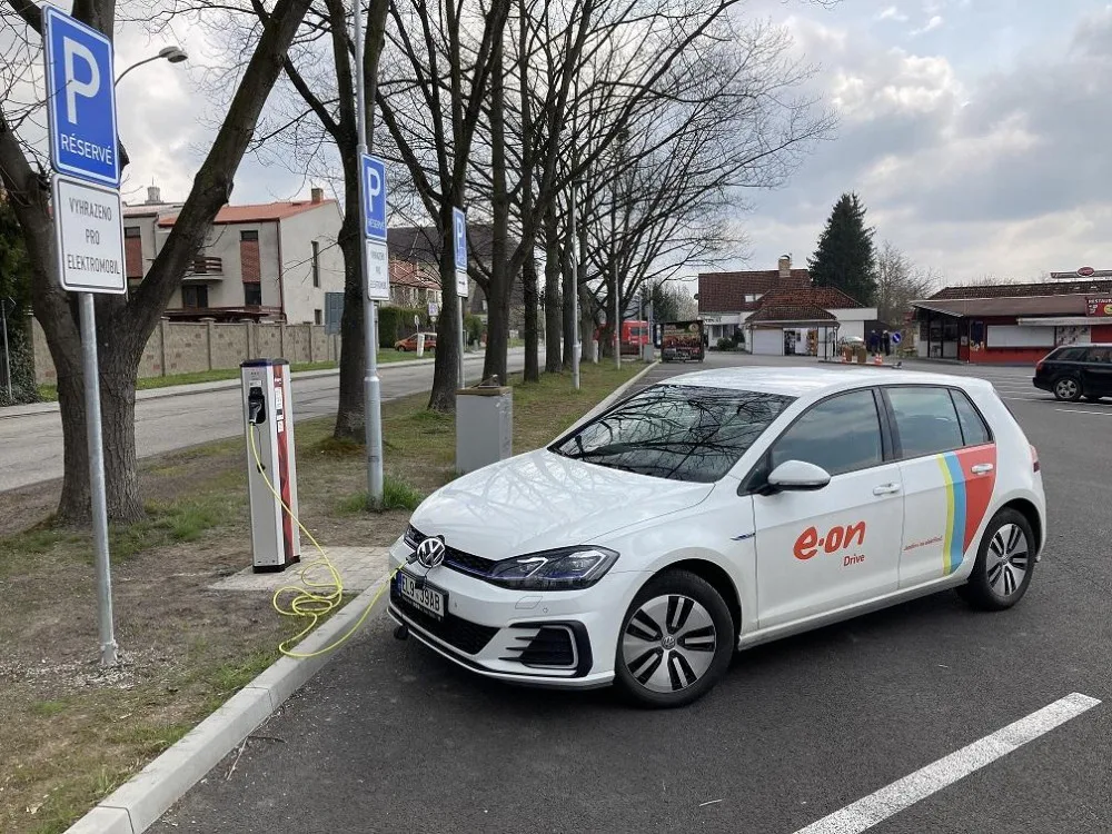 E.ON spustil dvě dobíjecí stanice v Hluboké nad Vltavou a v Soběslavi.
