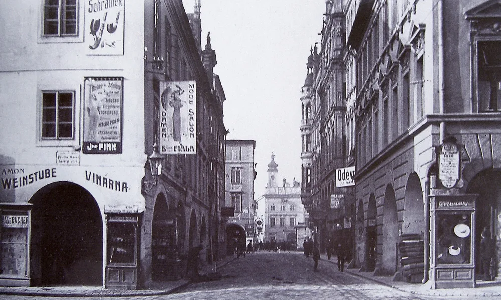 Vlevo na rohu Kartla IV. a Kněžské Malý pivovar po roce 1930.