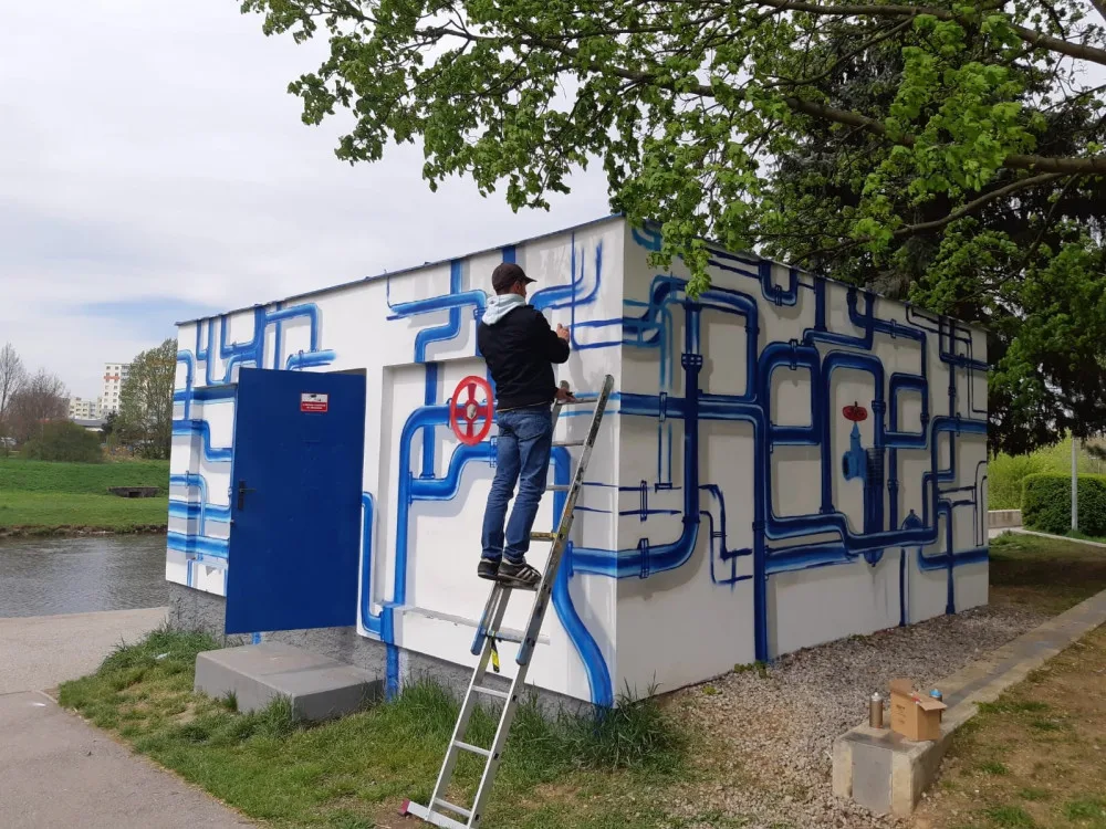Vodohospodářský objekt posprejoval streetartový umělec. Malba ukazuje cestu vody