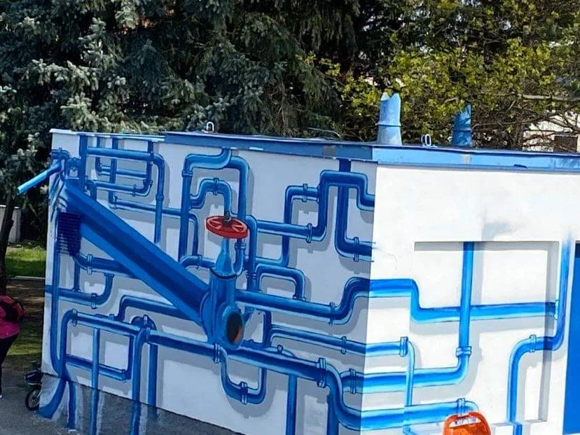 Vodohospodářský objekt posprejoval streetartový umělec. Malba ukazuje cestu vody