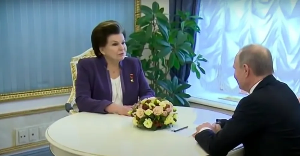 Valentina Těreškovová s Vladimirem Putinem.