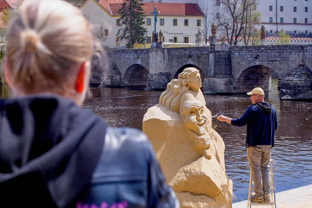 V Písku opět vzniká galerie pod širým nebem. Podívejte se, jak sochy z písku vypadají.