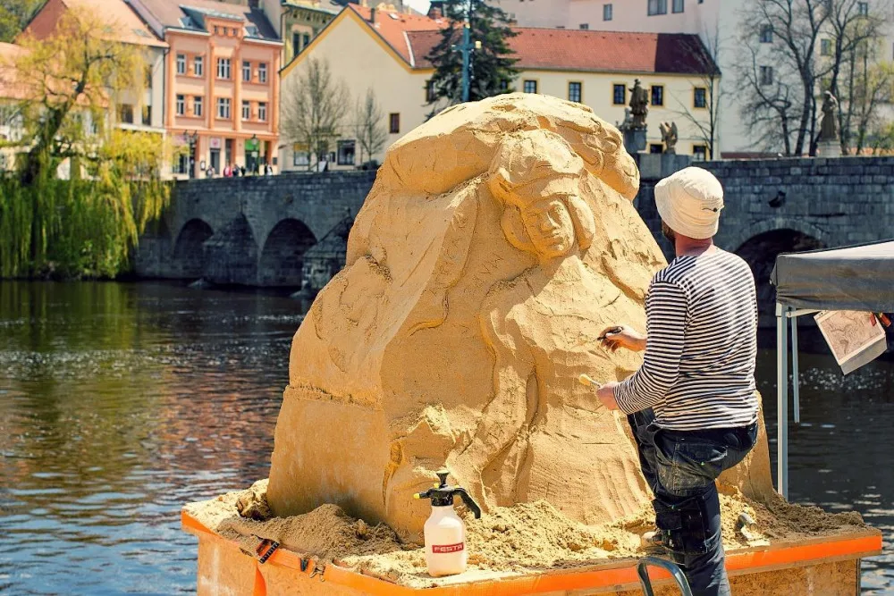 V Písku opět vzniká galerie pod širým nebem. Podívejte se, co zatím umělci vytvořili