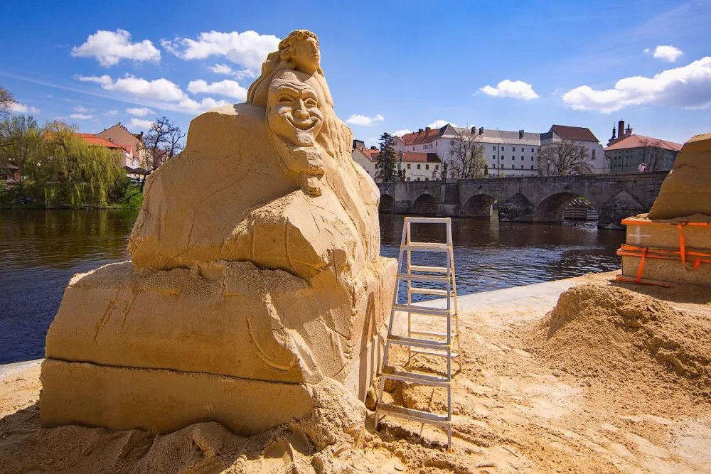 V Písku opět vzniká galerie pod širým nebem. Podívejte se, co zatím umělci vytvořili