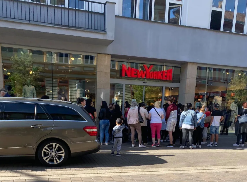 Už od ranních hodin hlásí některé obchody fronty zákazníků čekajících na umožnění vstupu do obchodů.