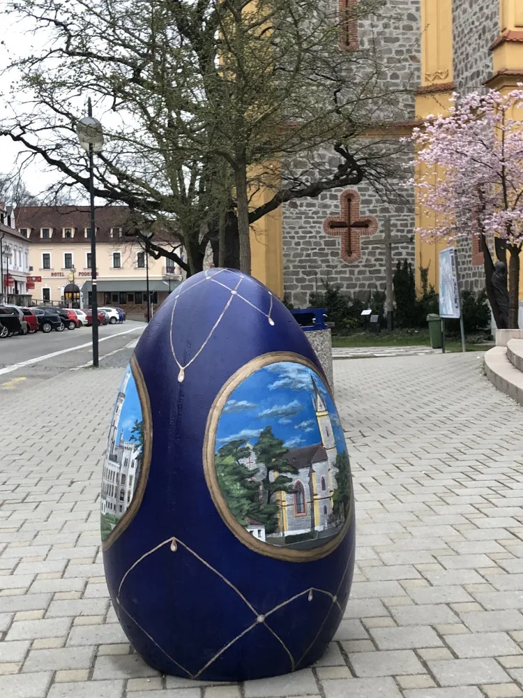 Hlubocké obří kraslice pomáhají malé Adélce z Bavorovic postavit se na vlastní nohy