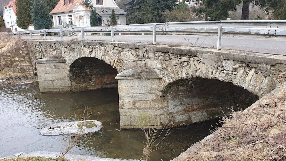 Kvůli rekonstrukci se uzavře památkově chráněný most ve Starých Dobrkovicích.