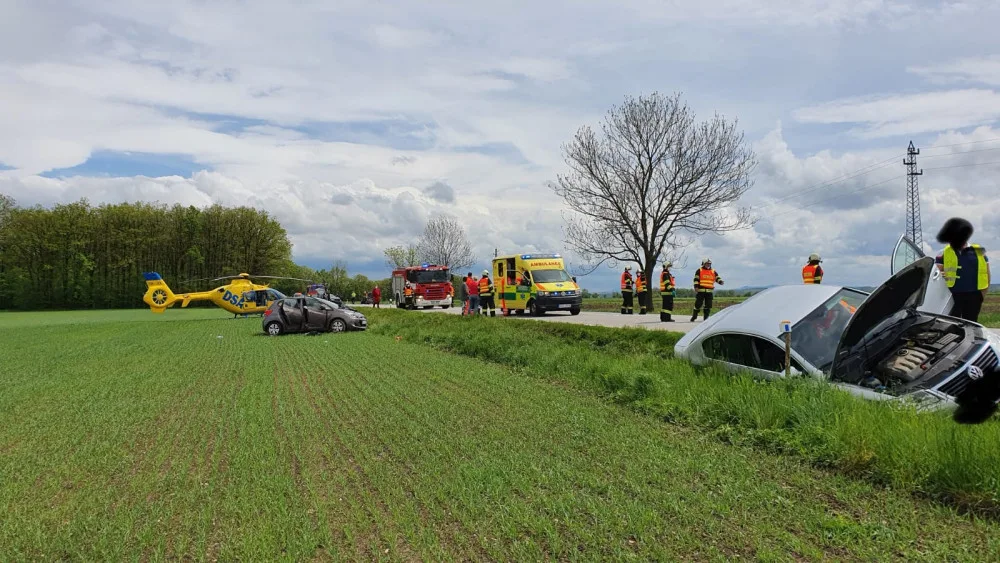 U Čejkovic havarovala čtyři auta. Silnice je uzavřená