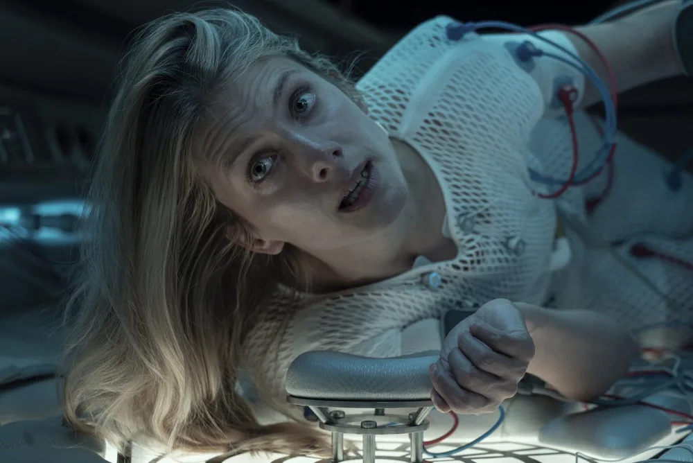 Netflix láká na Amy Adamsovou či na klaustrofobické sci-fi, HBO na Zločin století