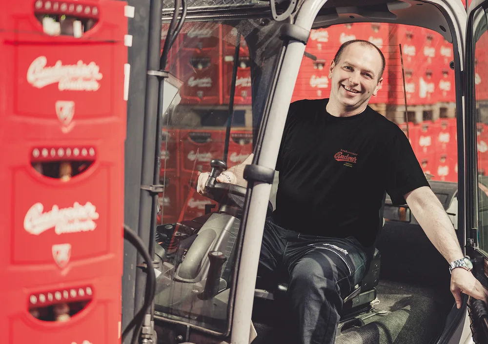Náborový příspěvek, štědré benefity a každý měsíc pivo v podobě deputátu. Budvar hledá elektromechaniky a operátory stáčecích linek