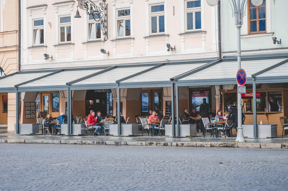 Zahrádky restaurací se otevřely. Většina podniků možnost využila i přes nepřízeň počasí
