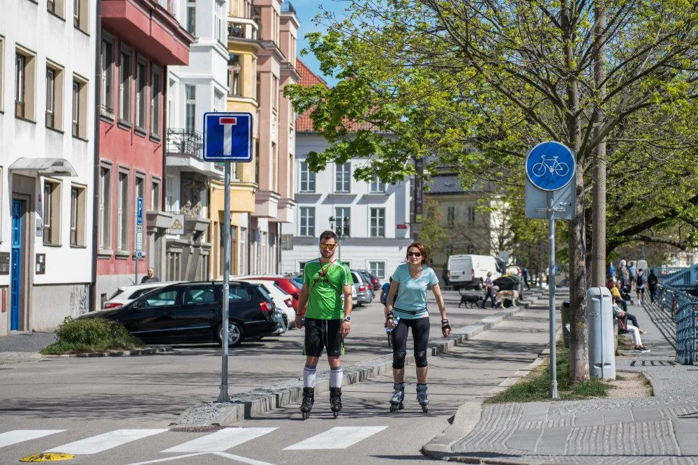 Sportovci či klienti kadeřnictví už nemusí mít respirátory
