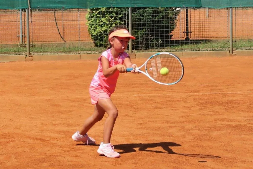 Tradiční letní dětské tenisové kempy budějckého klubu se již chystají. Těší se na všechny děti, co již tenis vyzkoušely nebo by ho rády teprve vyzkoušely