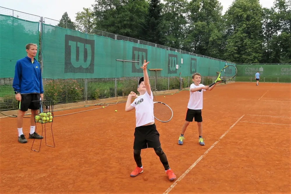 Tradiční letní dětské tenisové kempy budějckého klubu se již chystají. Těší se na všechny děti, co již tenis vyzkoušely nebo by ho rády teprve vyzkoušely