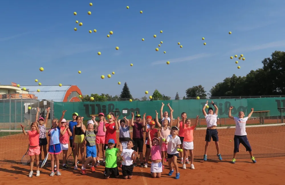 Tradiční letní dětské tenisové kempy budějckého klubu se již chystají. Těší se na všechny děti, co již tenis vyzkoušely nebo by ho rády teprve vyzkoušely