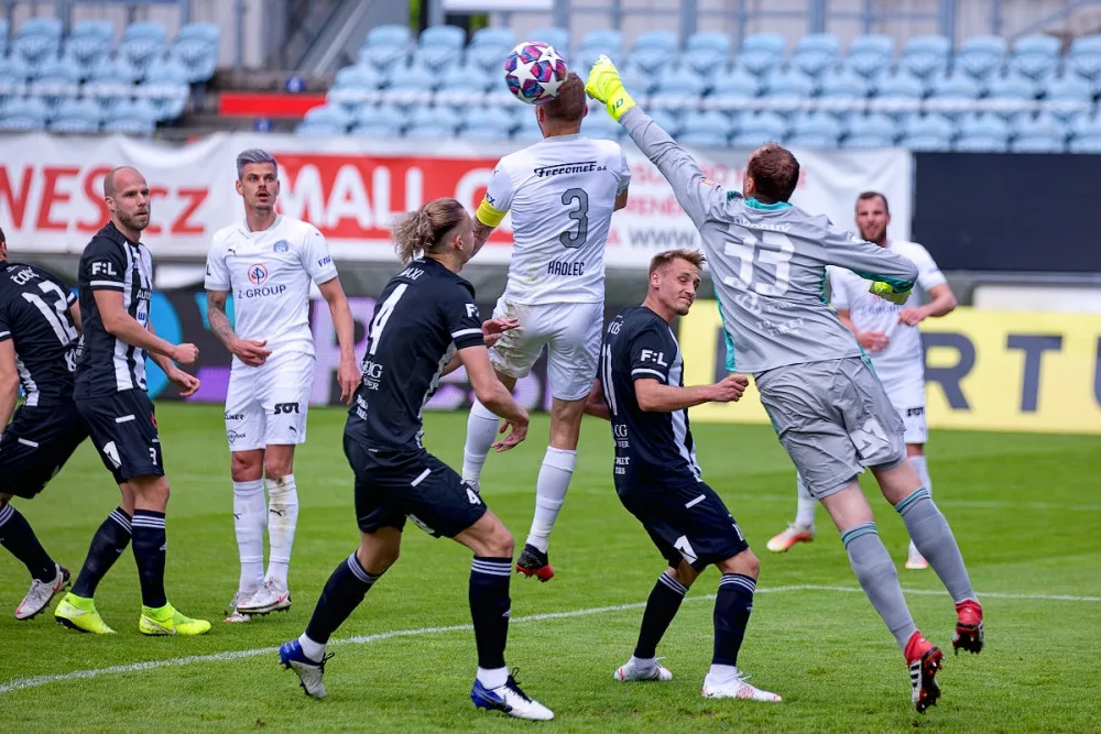 Naposledy v první lize včera nastoupil za fotbalisty Českých Budějovic brankář Jaroslav Drobný.