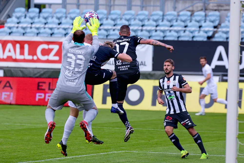 Naposledy v první lize včera nastoupil za fotbalisty Českých Budějovic brankář Jaroslav Drobný.