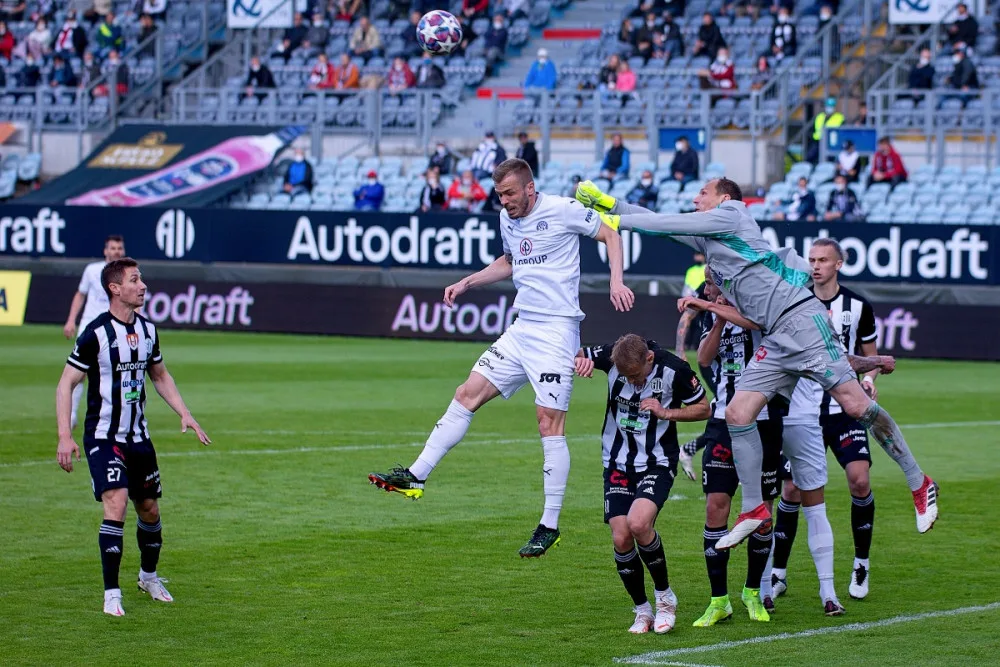 Naposledy v první lize včera nastoupil za fotbalisty Českých Budějovic brankář Jaroslav Drobný.