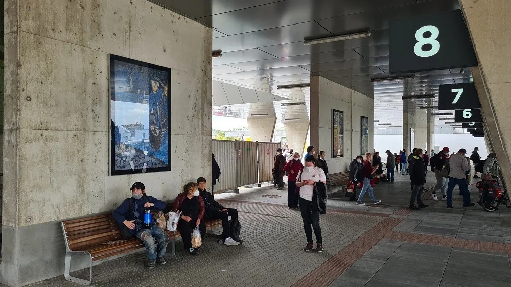Terminál autobusového nádraží ve Strakonicích se proměnil v galerii. Vystavují zde nadaní žáci umělecké školy