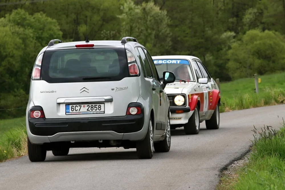 Naštvaný chatař blokoval trať Rallye Český Krumlov Revival. Nesouhlasil s průjezdem historických automobilů.