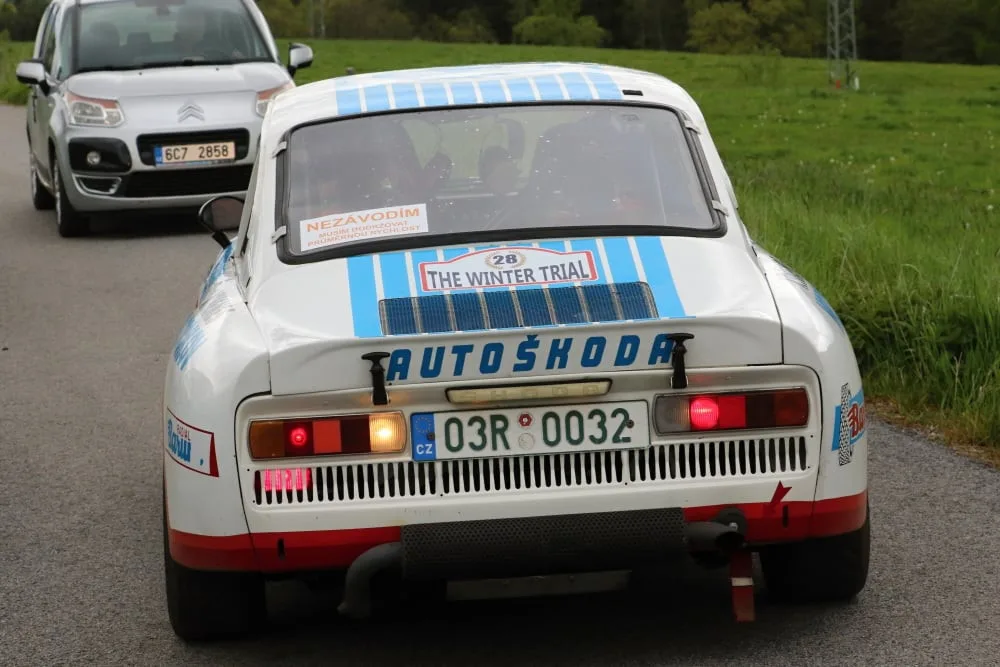 Naštvaný chatař blokoval trať Rallye Český Krumlov Revival. Nesouhlasil s průjezdem historických automobilů