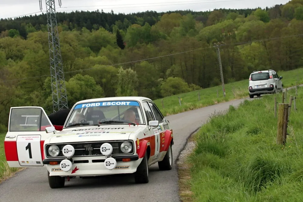 Naštvaný chatař blokoval trať Rallye Český Krumlov Revival. Nesouhlasil s průjezdem historických automobilů