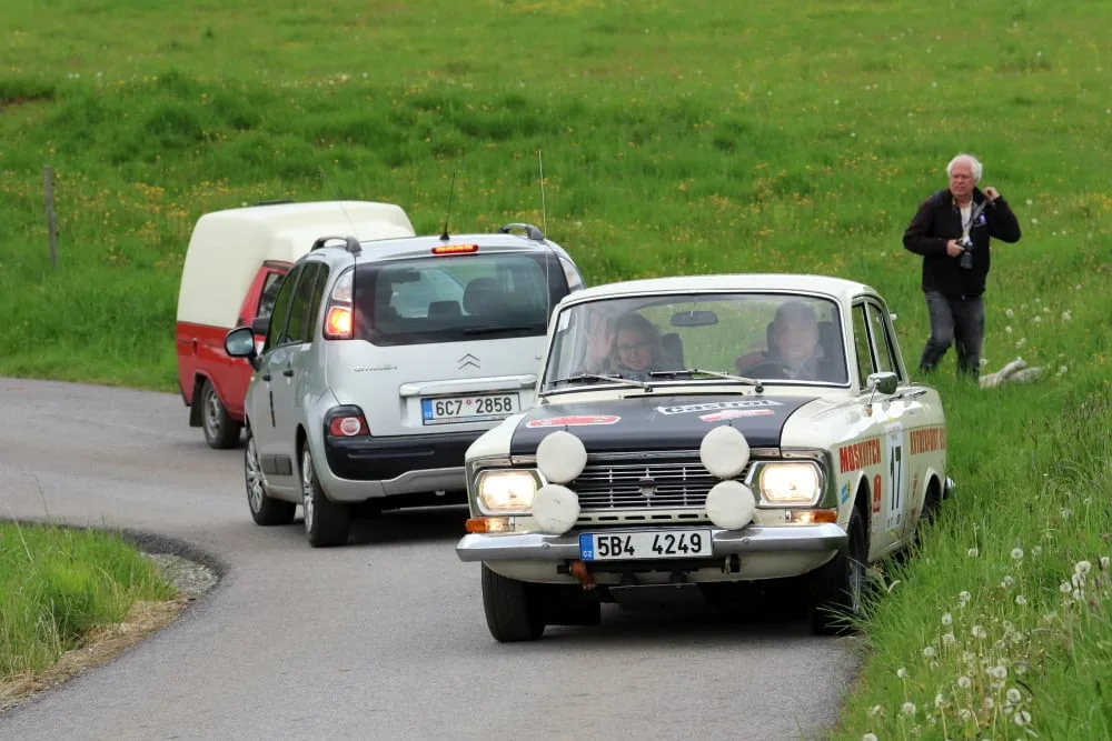 Naštvaný chatař blokoval trať Rallye Český Krumlov Revival. Nesouhlasil s průjezdem historických automobilů