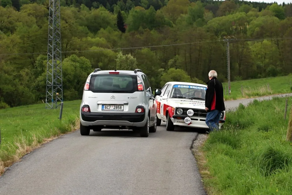 Naštvaný chatař blokoval trať Rallye Český Krumlov Revival. Nesouhlasil s průjezdem historických automobilů