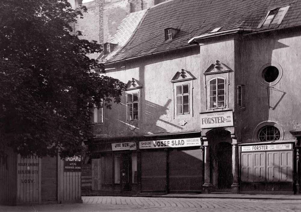Goticko renesanční dům Kanovnické 2, který se podílí na východní straně náměstí, v roce 1930.