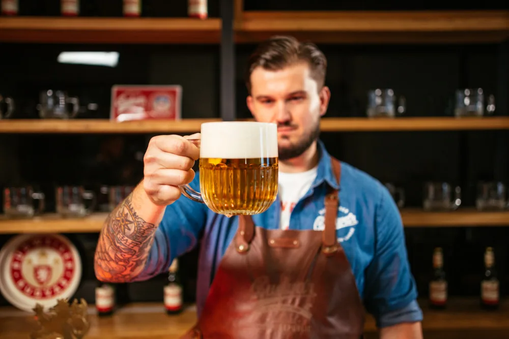 Nové sklo vytvořil pro Budvar přední český umělec. Inspirací mu bylo dílo Josefa Lady