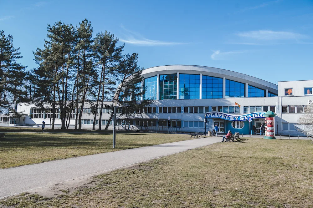 Budějcká plovárna v pondělí vnitřní bazén neotevře. Nestihne nahřát vodu