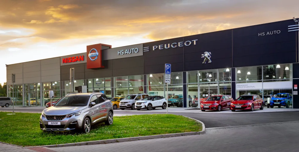 HS AUTO se už více než dva roky může pochlubit novým showroomem. Přijďte si vybrat ze široké nabídky vozů PEUGEOT a NISSAN